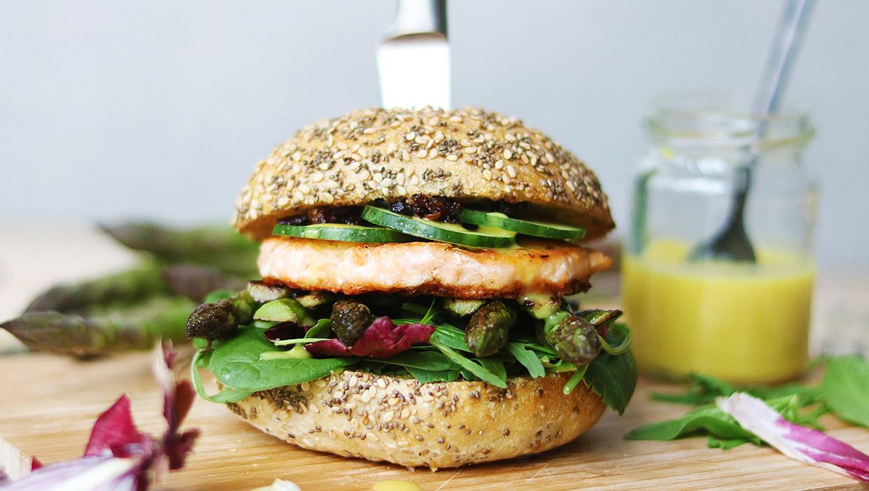 Lachs-Burger mit Spargel und Honig-Senf-Dressing