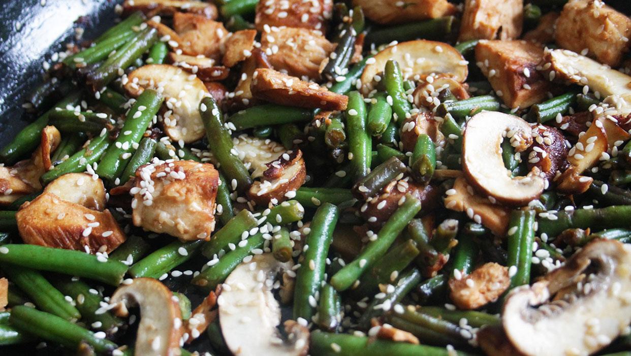 Asiatisch angehauchte 12-Minuten Lachs-Bohnen-Pfanne