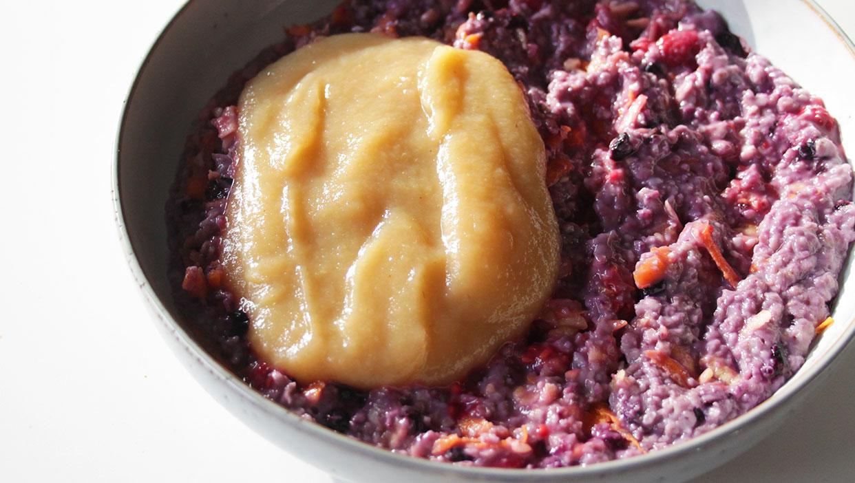 Schnelles Beerenporridge mit geraspeltem Apfel und Apfelmustopping
