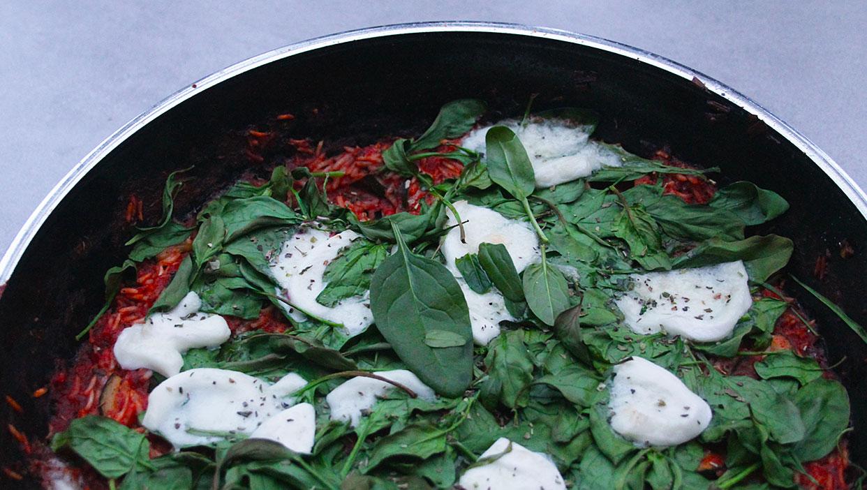 Mit Spinat und Mozzarella überbackene Reispfanne