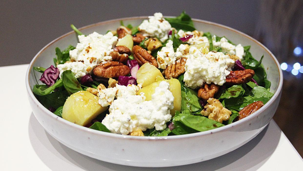Xenias Paris-Salat mit gerösteten Walnüssen und körnigem Bio-Frischkäse
