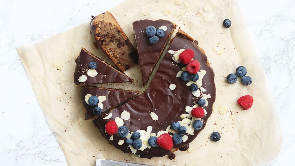 Veganer Schoko-Nusskuchen mit Mandelblättern und Beeren