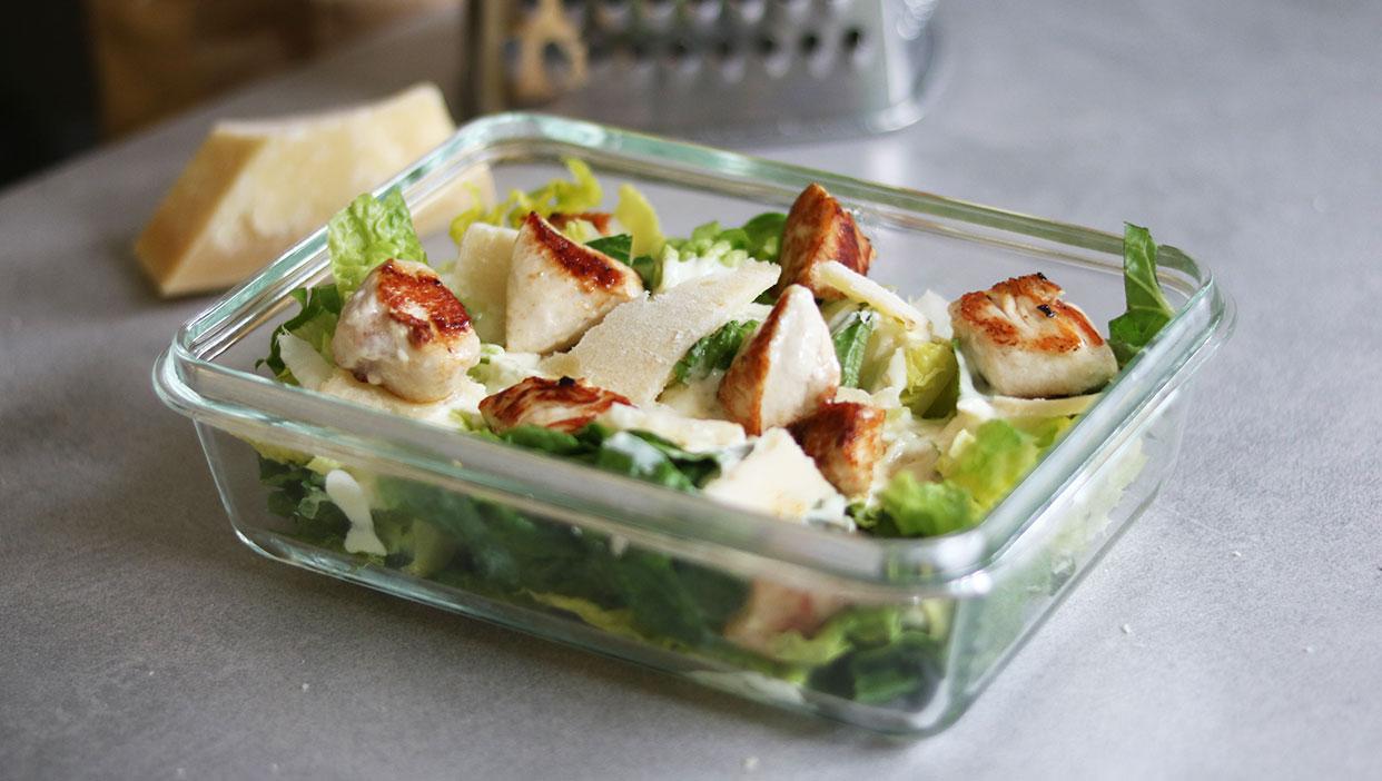 Flos Caesar-Salat mit regionalem Bio-Huhn to-go