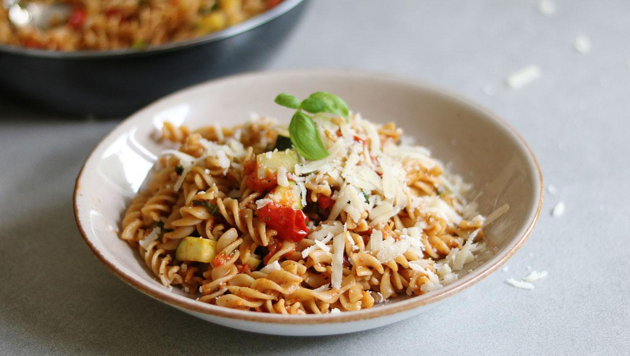 Schnelle Vollkornspirelli "Pomodoro" mit Zucchini und Parmesan