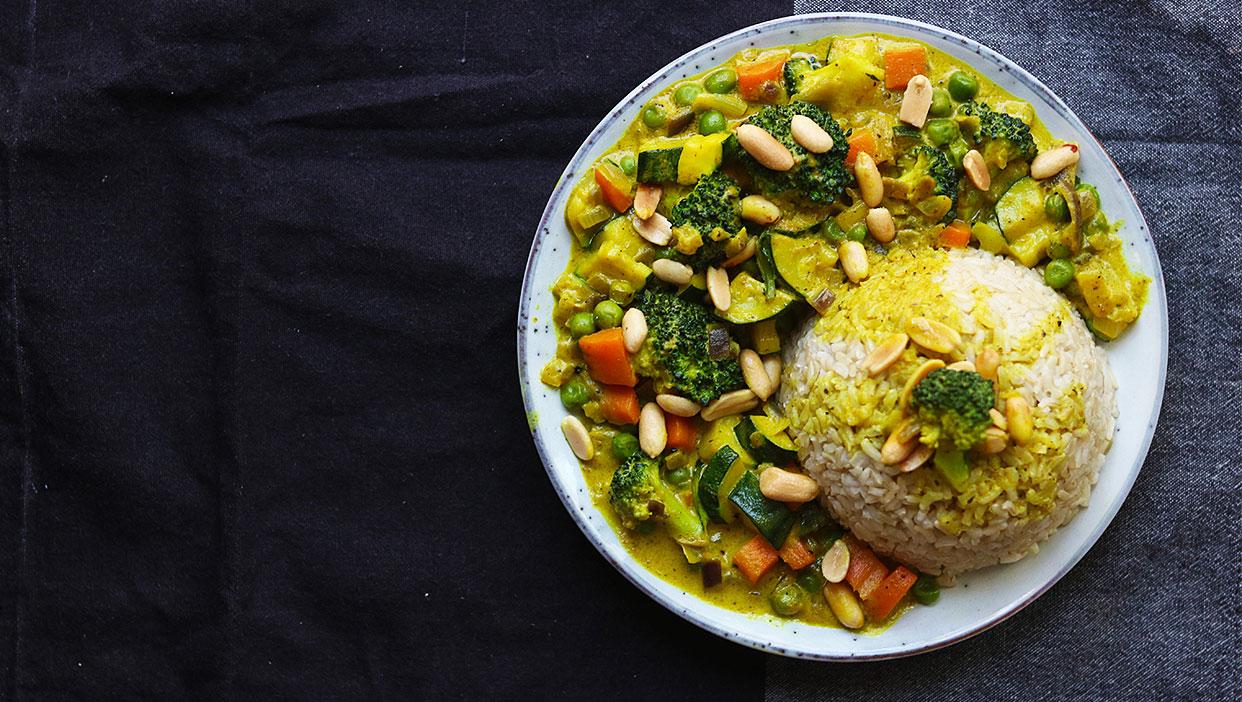 Grünes Thai-Curry mit Vollkornreis und Erdnüssen