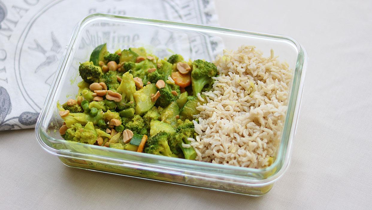 Grünes Thai-Curry mit Vollkornreis und Erdnüssen to-go