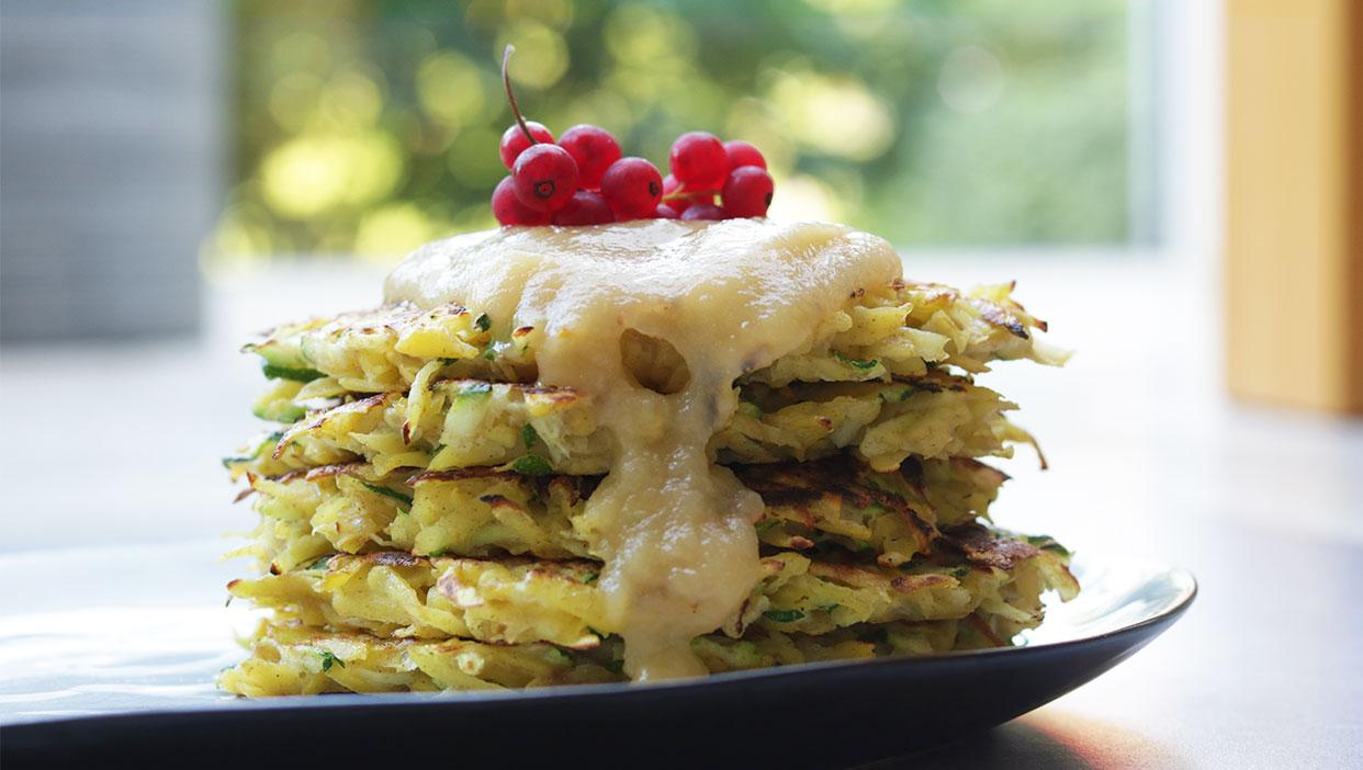 Kartoffel-Zucchini-Puffer mit Apfelmus und Zimt und Zucker