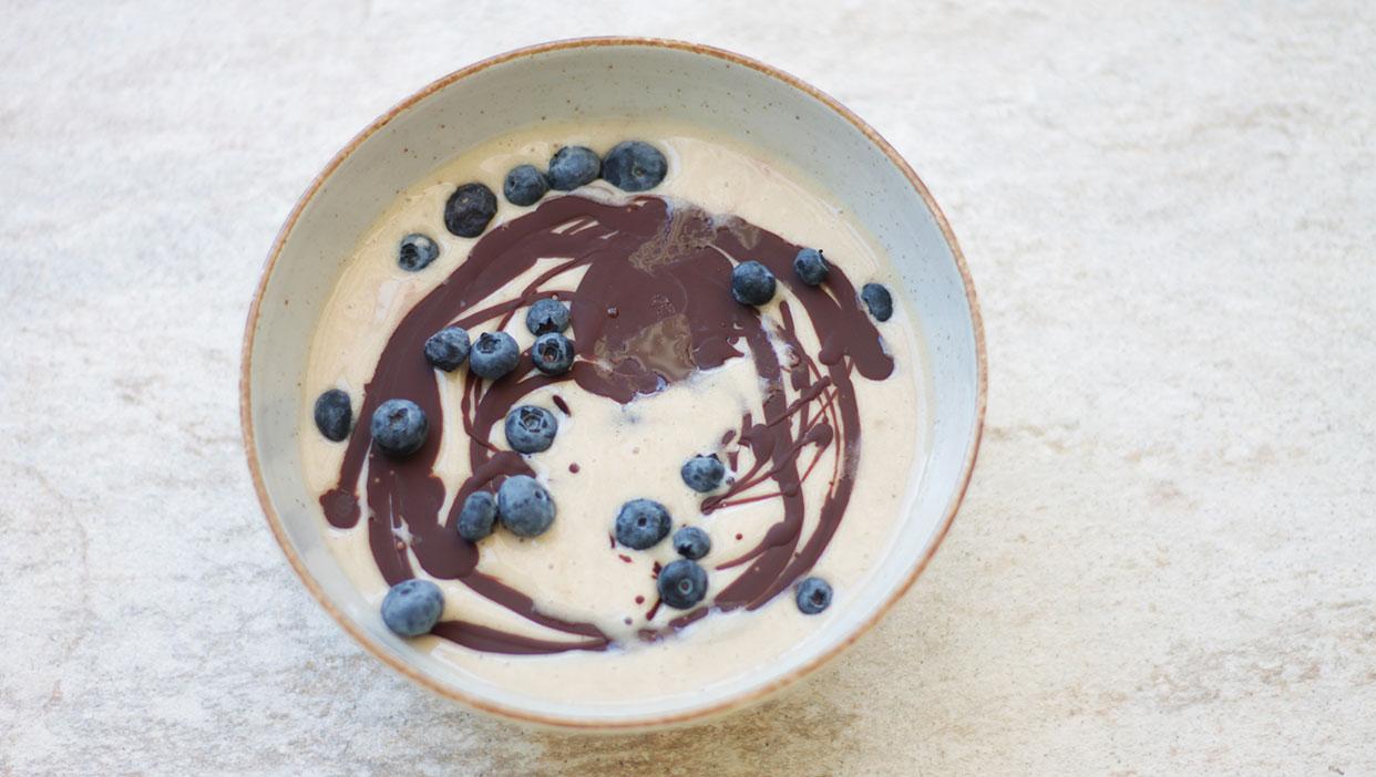 Schnelles Bananeneis mit dunkler Schokolade und regionalen Blaubeeren