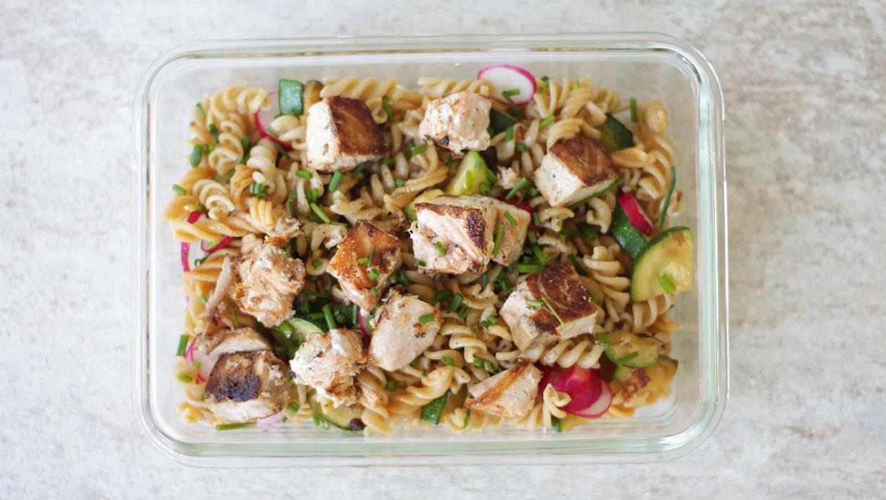Mediterrane Vollkornnudeln mit Zucchini und Lachswürfeln