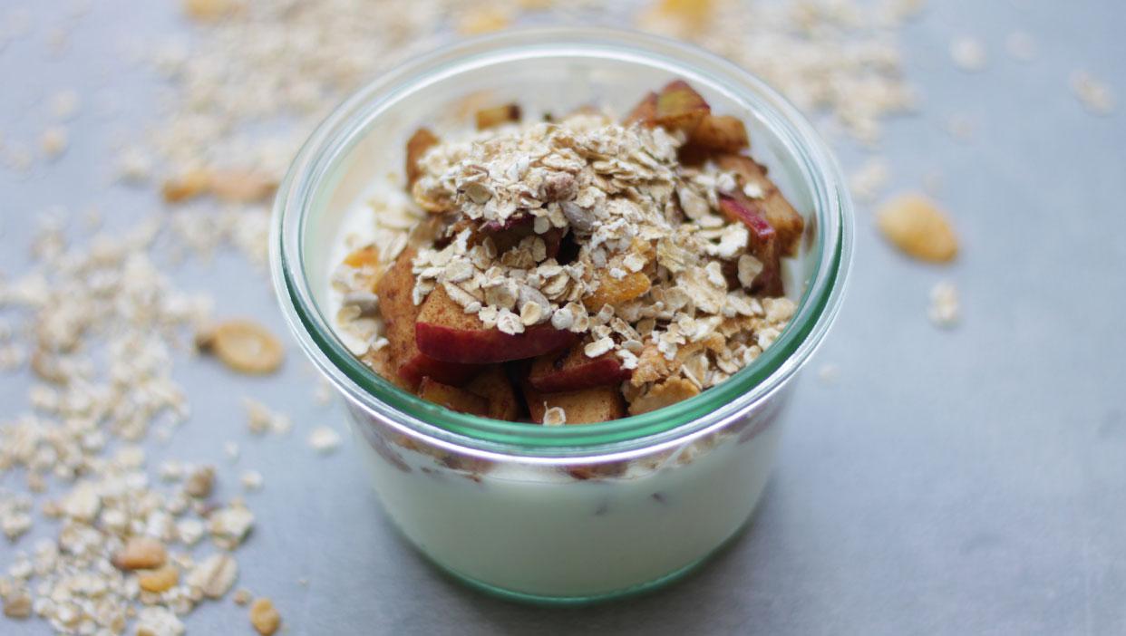 In Zimt gebratener Apfel mit Naturjoghurt und Cornflakes to-go