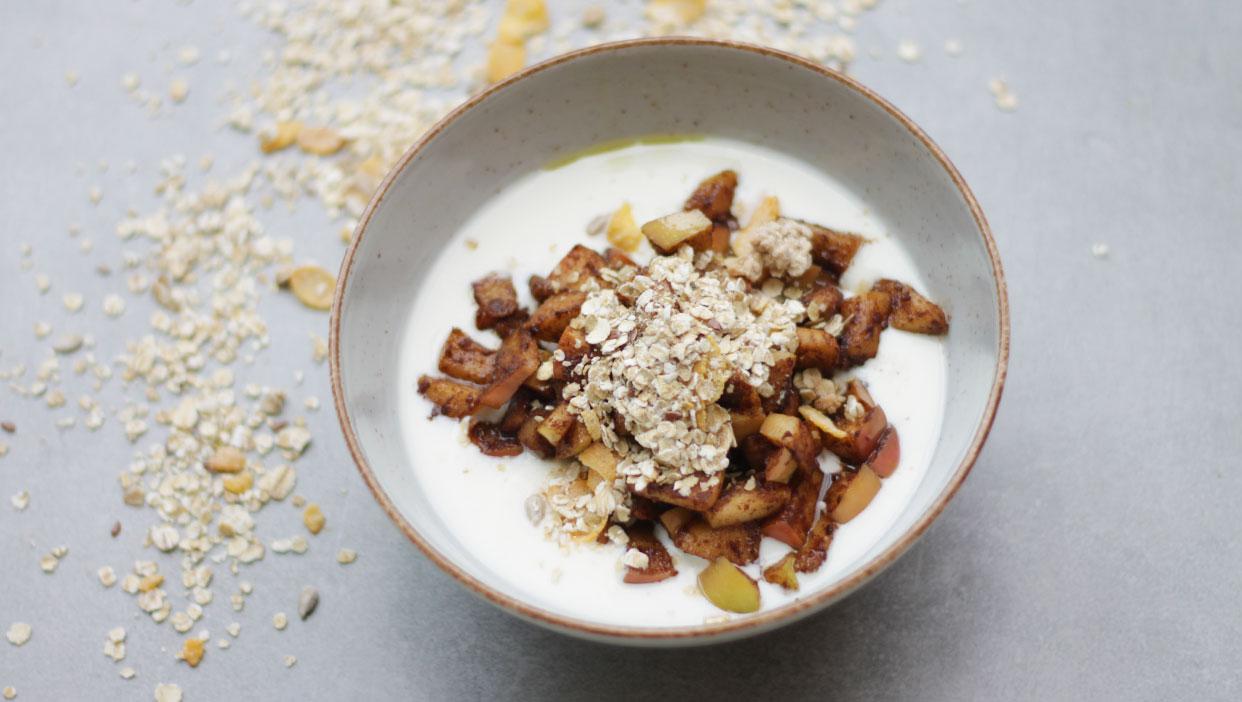In Zimt gebratener Apfel mit Naturjoghurt und Lieblingscornflakes