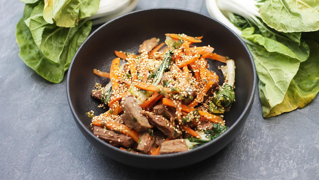Pak Choi mit Karotten und feinen Rindfleischstreifen