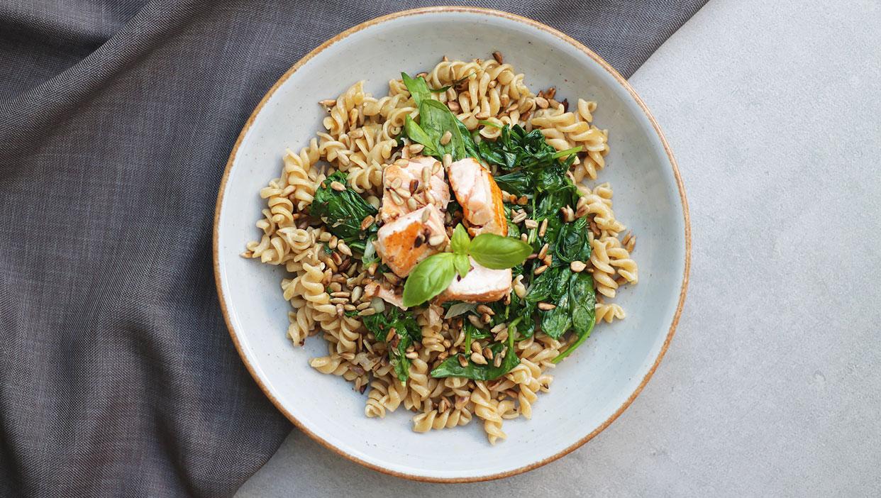 Vollkornpasta mit gerösteten Sonnenblumenkernen, Lachs und Spinat