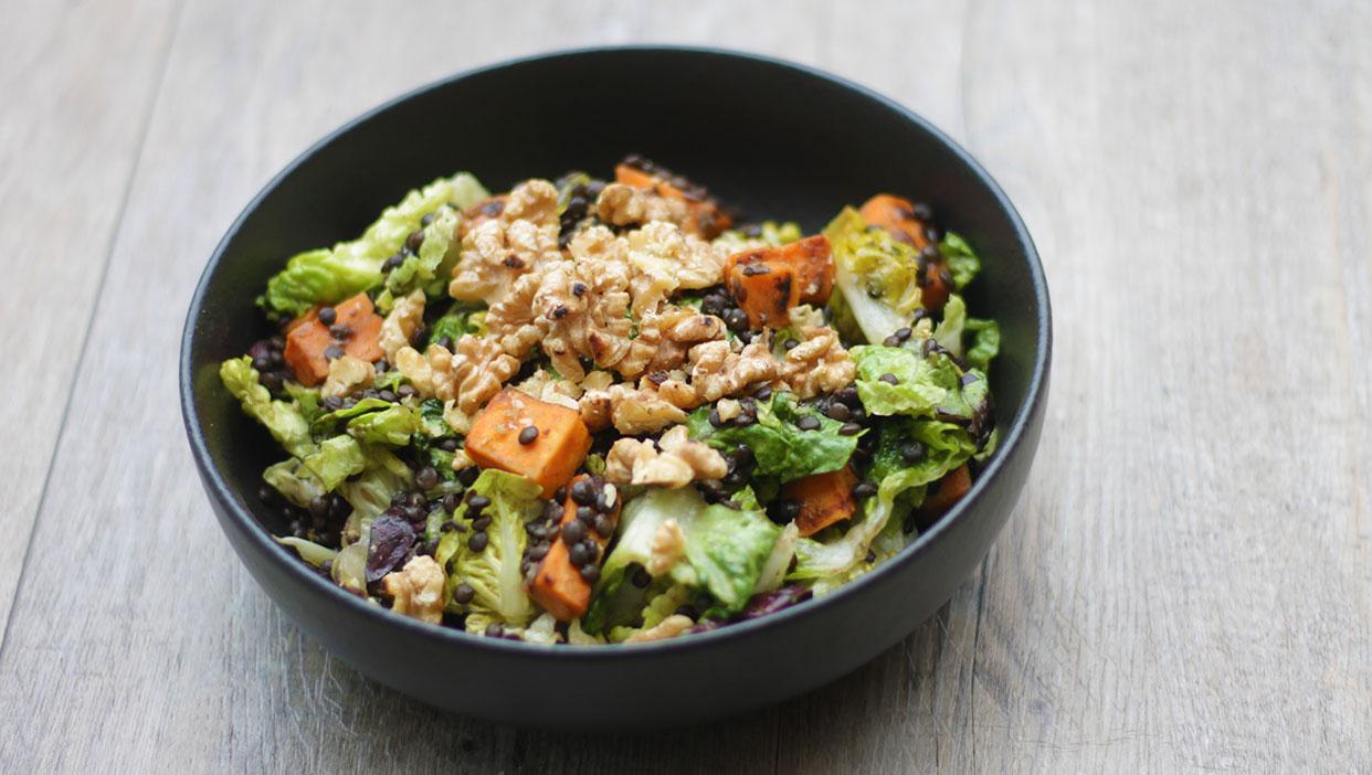Belugalinsensalat mit gebratener Süßkartoffel und Honig-Senf-Dressing