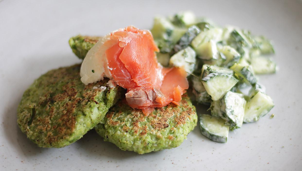 Brokkoli-Bratlinge mit Quark, Wildlachs und Gurkensalat