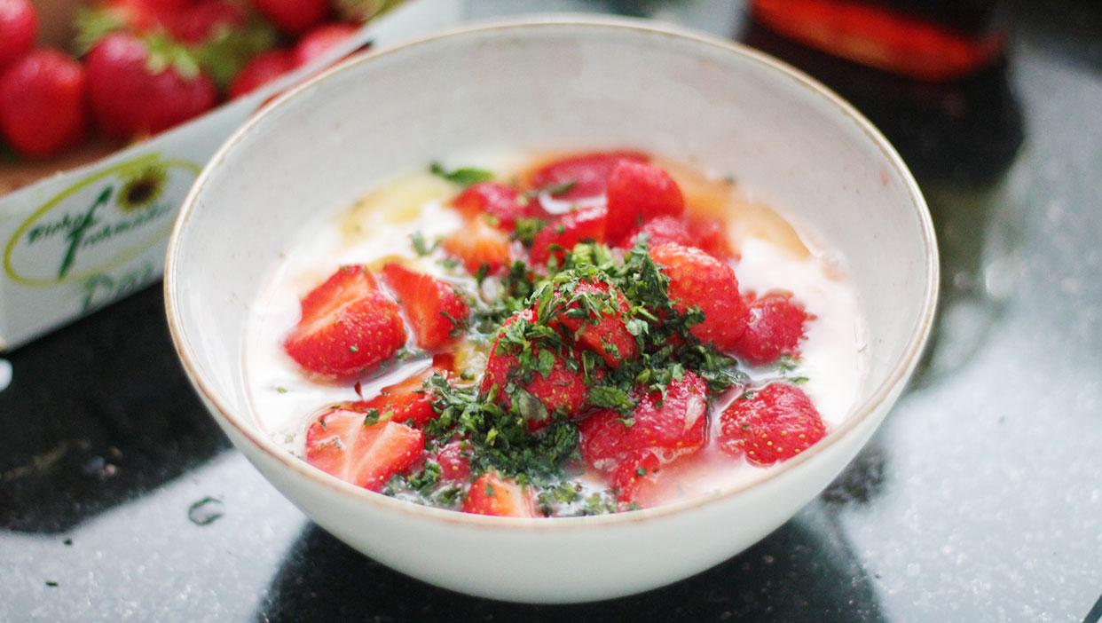 Erdbeeren-Minz-Naturjoghurt-Frühstück