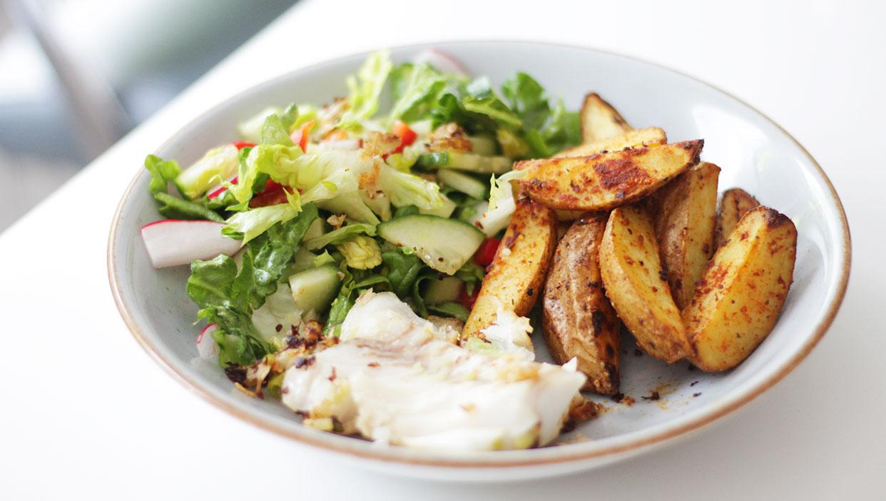 Kartoffelwedges mit knackigem Salat und aromatischem Kabeljau