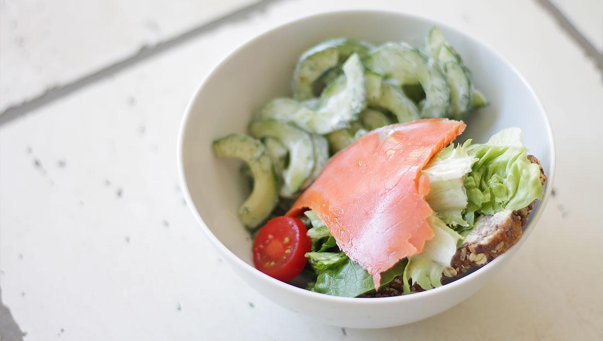 Kühler Gurkensalat mit Wildlachssandwich