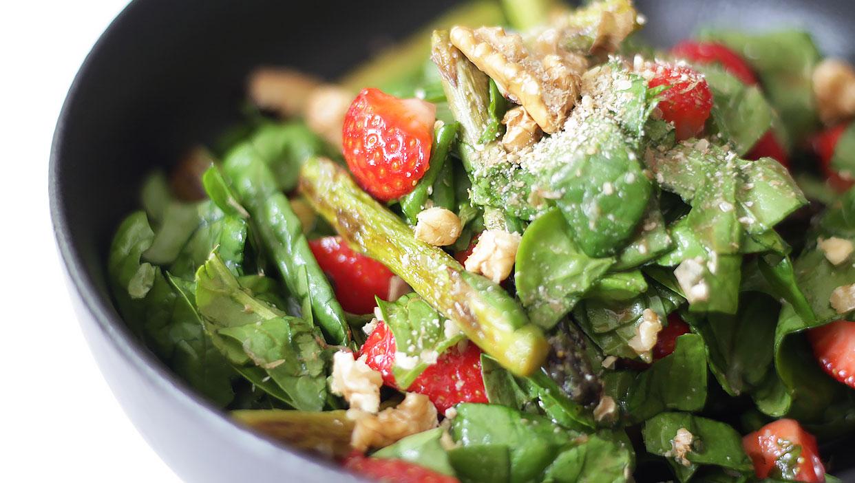 Erdbeeren-Spargel-Salat mit Ahornsirup