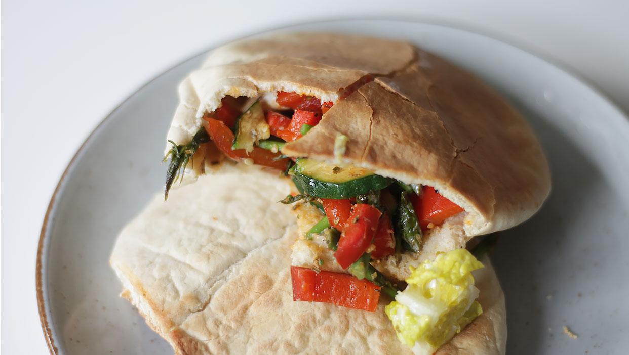 Vollkorn Pita-Brot mit Schmorgemüse und regionalem Maishühnchen