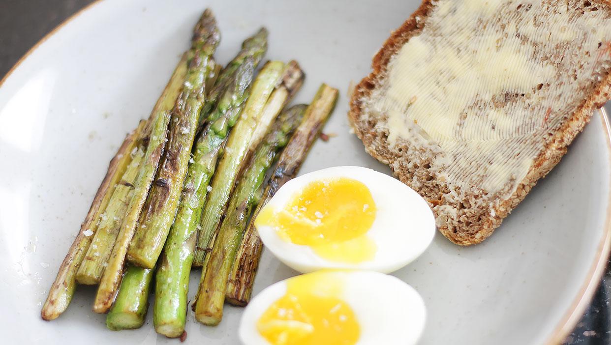 Schnelles Abendbrot mit Spargel, Bio-Ei und Vollkorn-Butterbrot