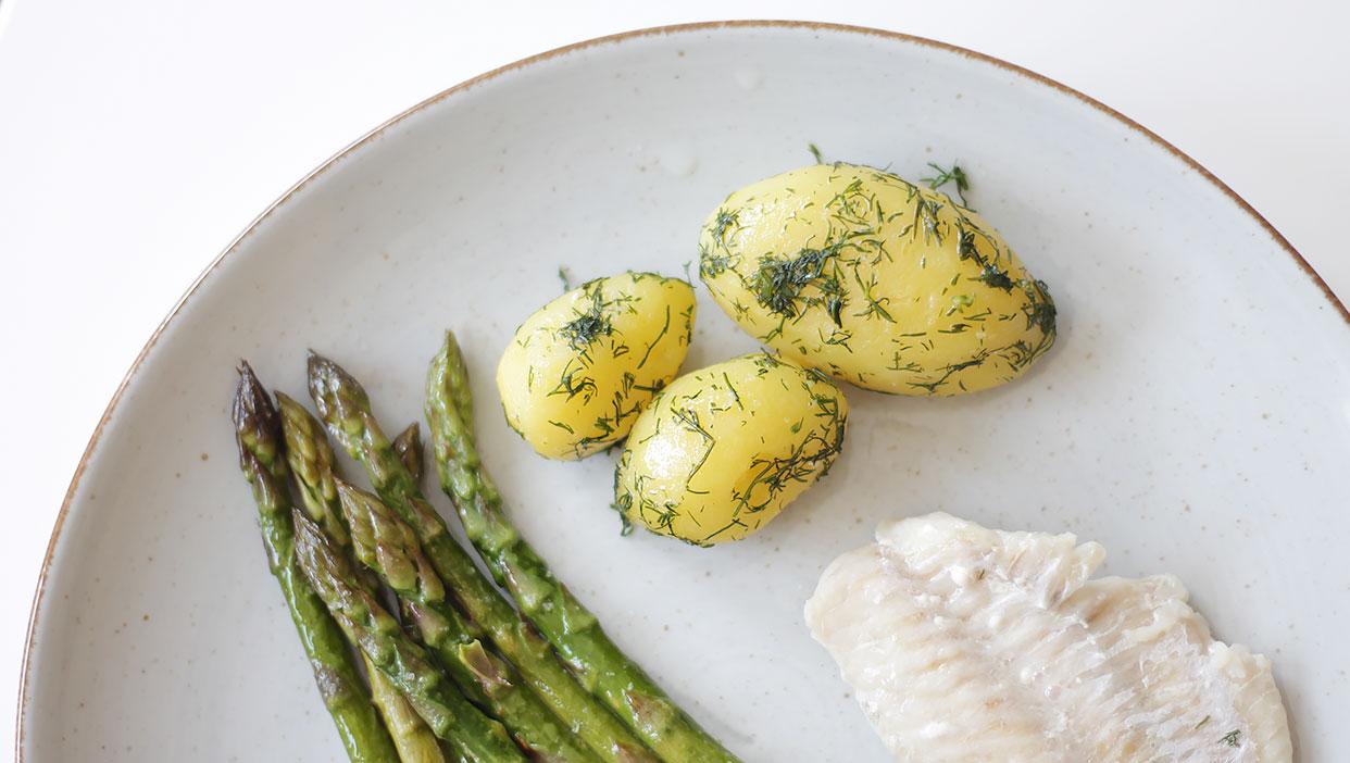 Grüner Spargel mit Rotbarschfilet und in Butter geschwenkten Dillkartoffeln
