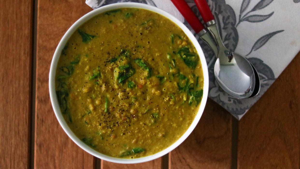 Foodoholic Kokos-Linsen-Dahl mit frischem Blattspinat