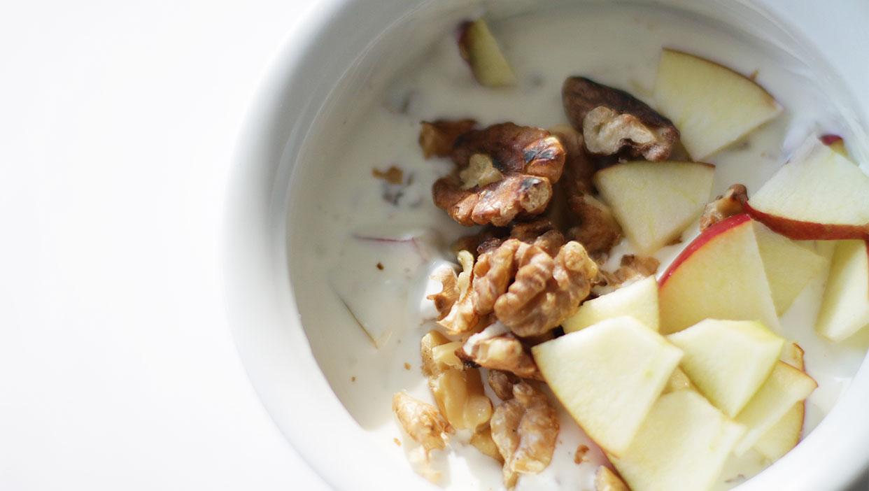 Griechischer Joghurt mit gerösteten Walnüssen und Apfel