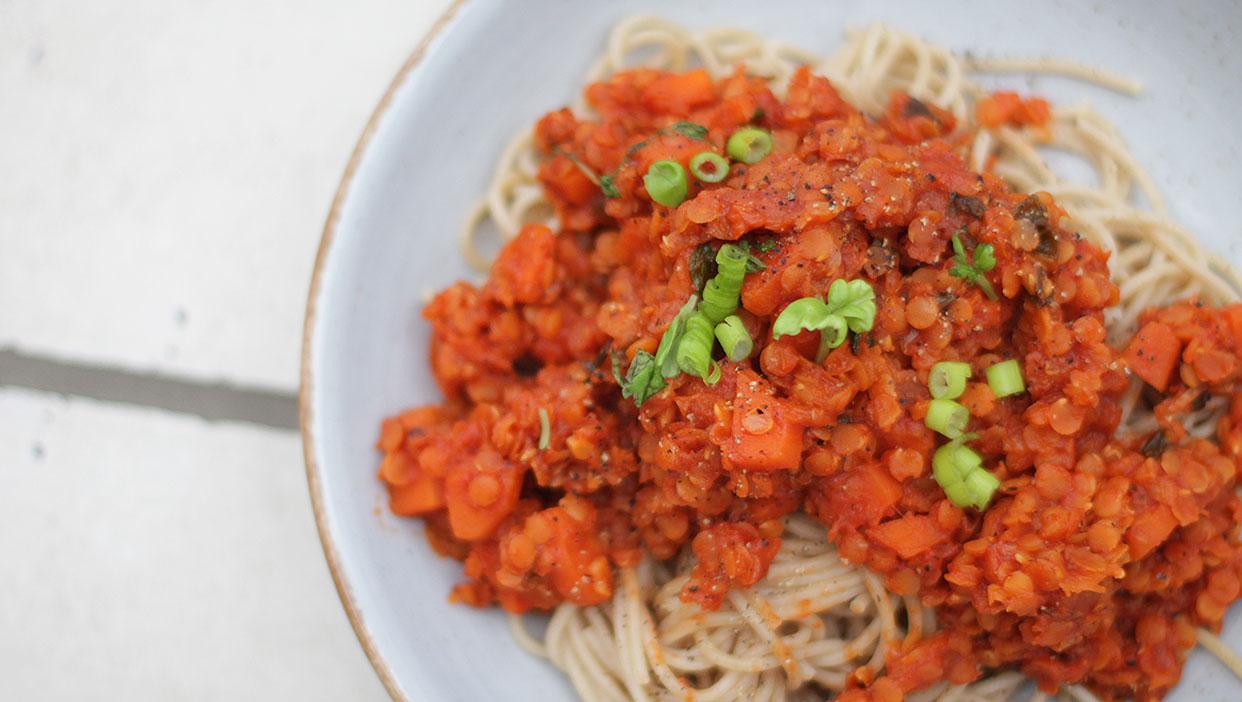 Vegane Vollkornspaghetti mit Linsen-Bolognese