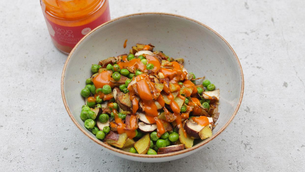 Schnelle Bratkartoffelpfanne mit Erbsen und Champignons