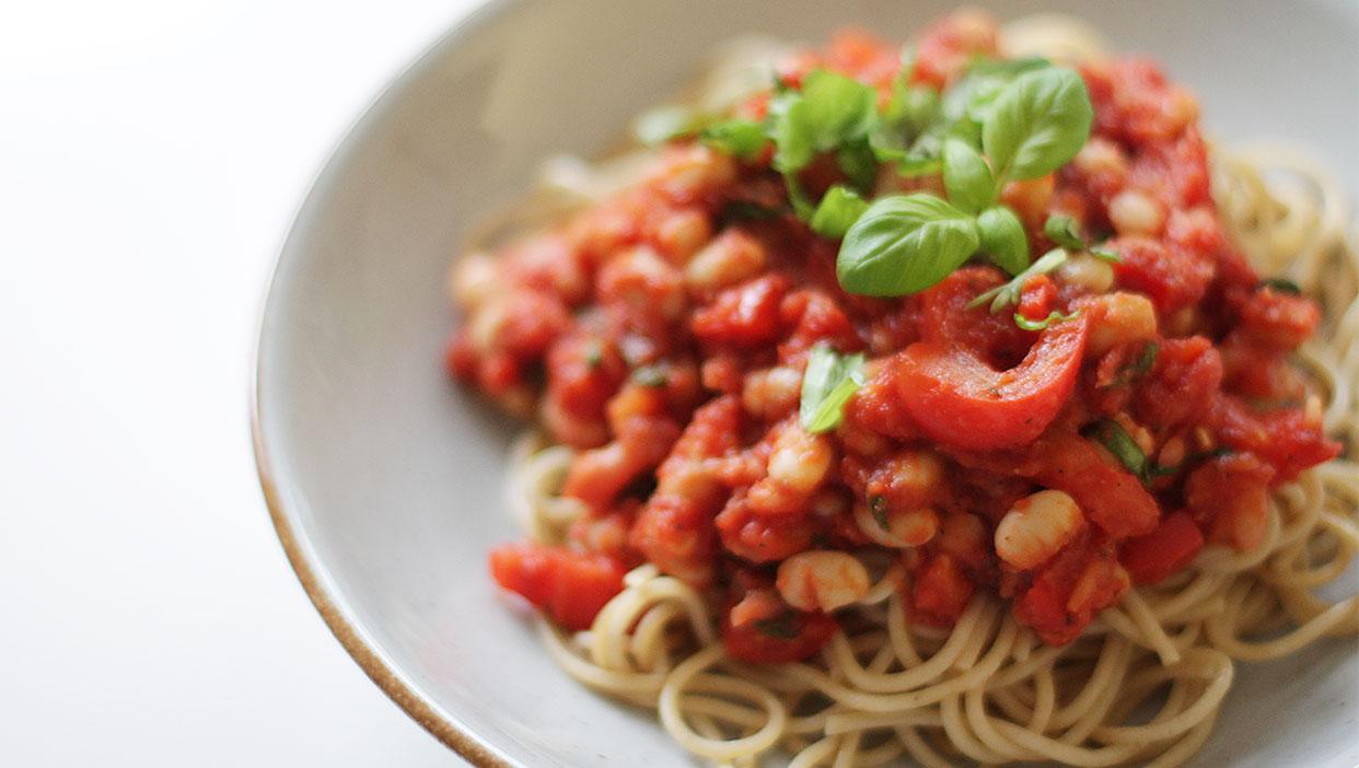 Vollkornspaghetti mit weißen Bohnen und Basilikum