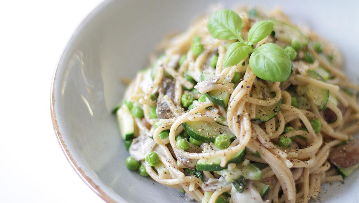 Cremige Vollkornspaghetti mit Champignons-Basilikum-Erbsen