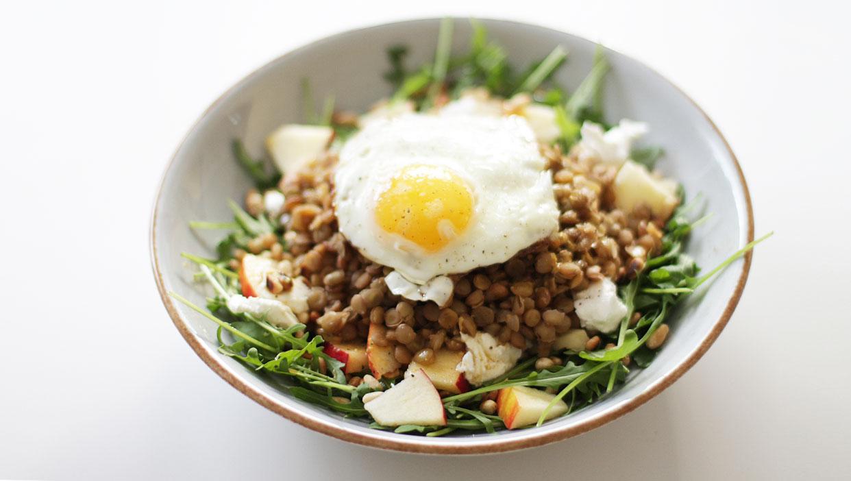 Einfacher Linsensalat mit Rucola und Spiegelei