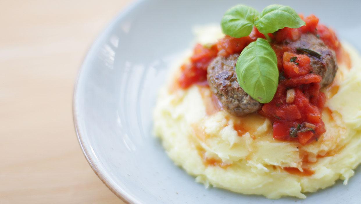 Mini-Buletten auf Kartoffelstampf mit Tomatensalsa