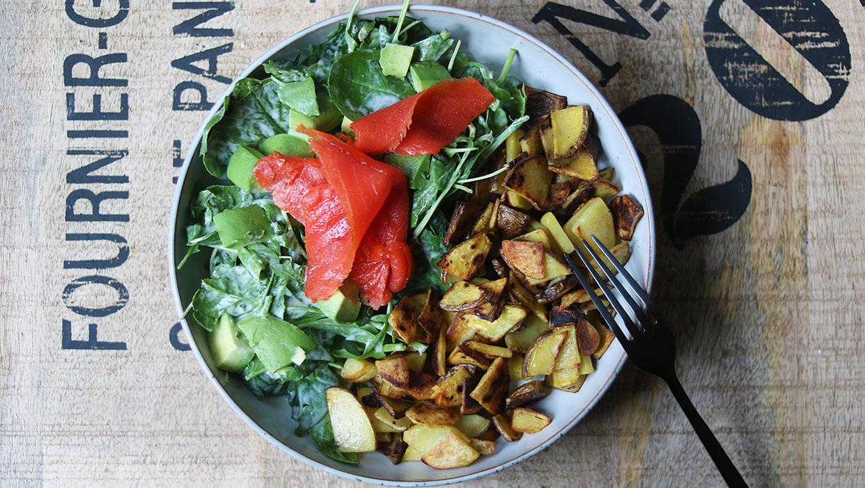 Bratkartoffel-Lachs-Schüssel mit Joghurt-Dill-Dressing