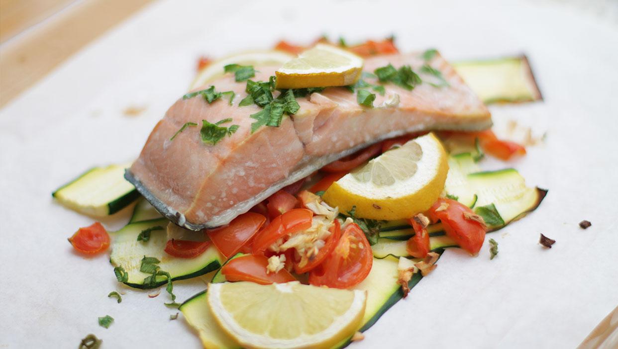 Wildlachs auf Zucchini-Tomatenbett