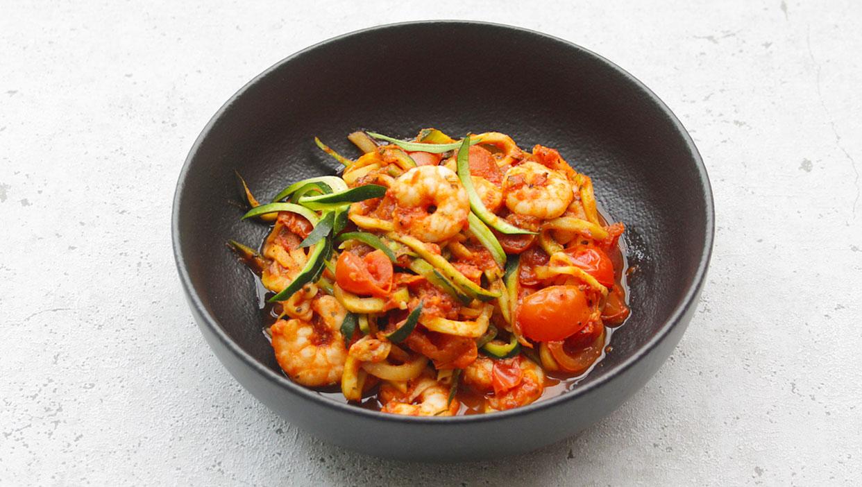 Zucchininudeln mit Shrimps in feuriger Tomatensauce