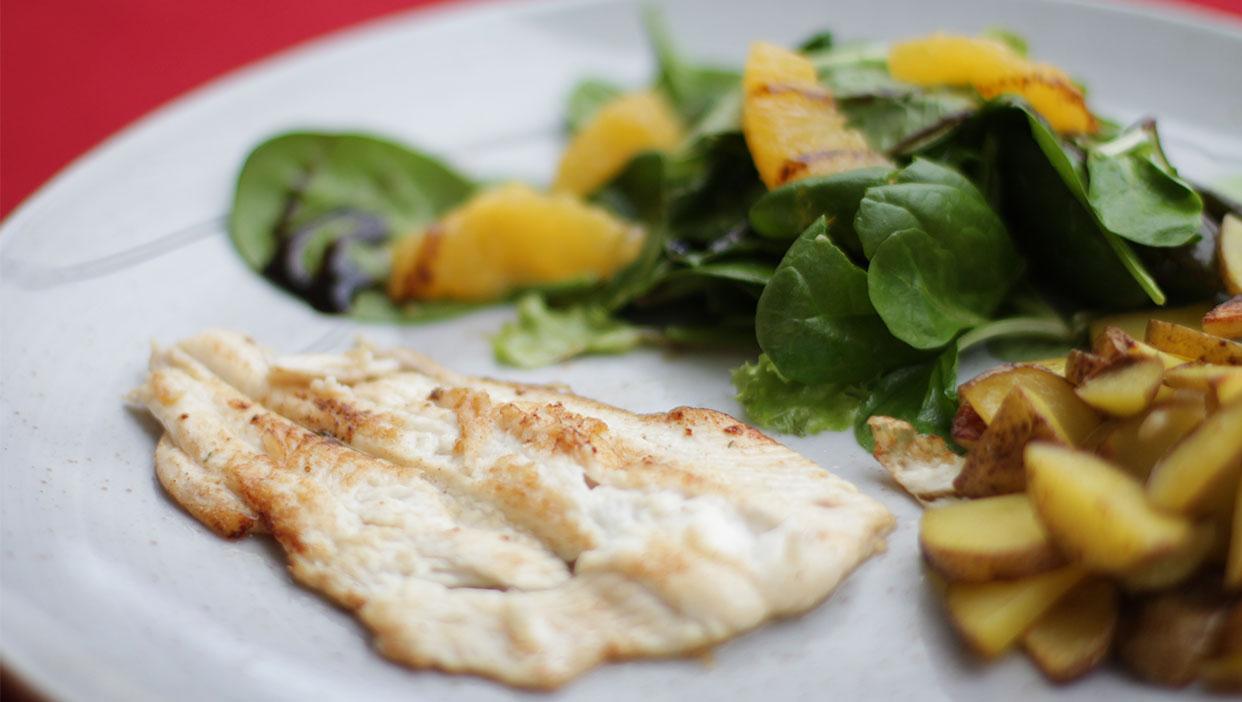 Schollenfilet mit Bratkartoffeln und Orangensalat
