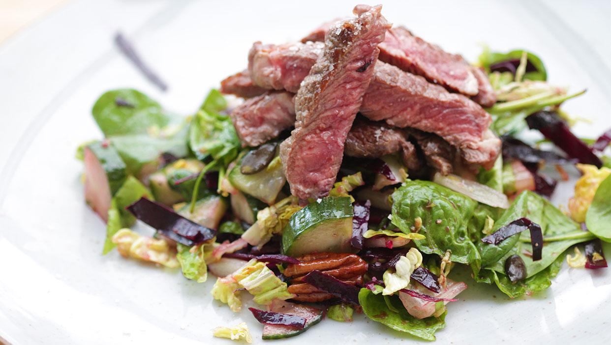 Knackiger Foodoholic-Salat mit qualitativem Weidefleisch