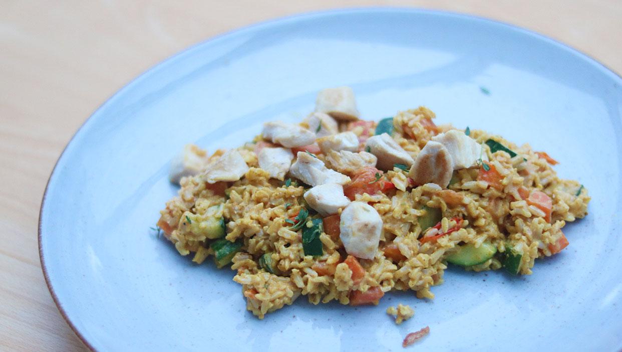 Einfache Kokos-Curry-Vollkornreispfanne mit Maishühnchen