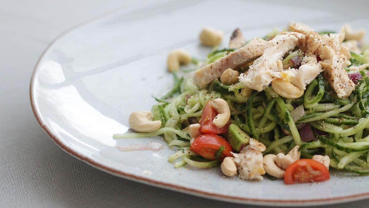 Gurkensalat mit Cashews und optional Hühnchenbrustfilet