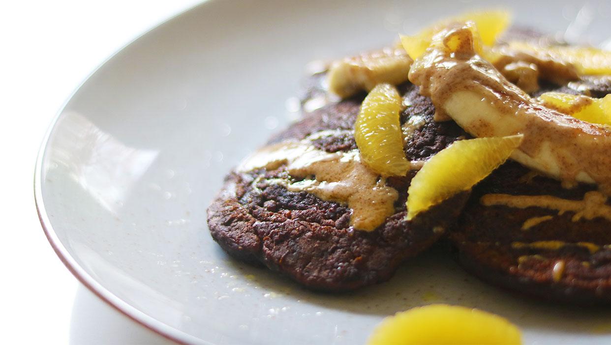 Foodoholic-Schoko-Pancakes mit gebratener Banane und Orangenfilets