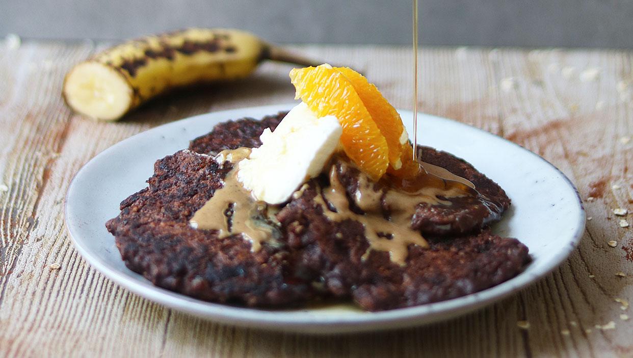 Vegane Schoko-Pancakes mit Mandelmus und Orangenfilets