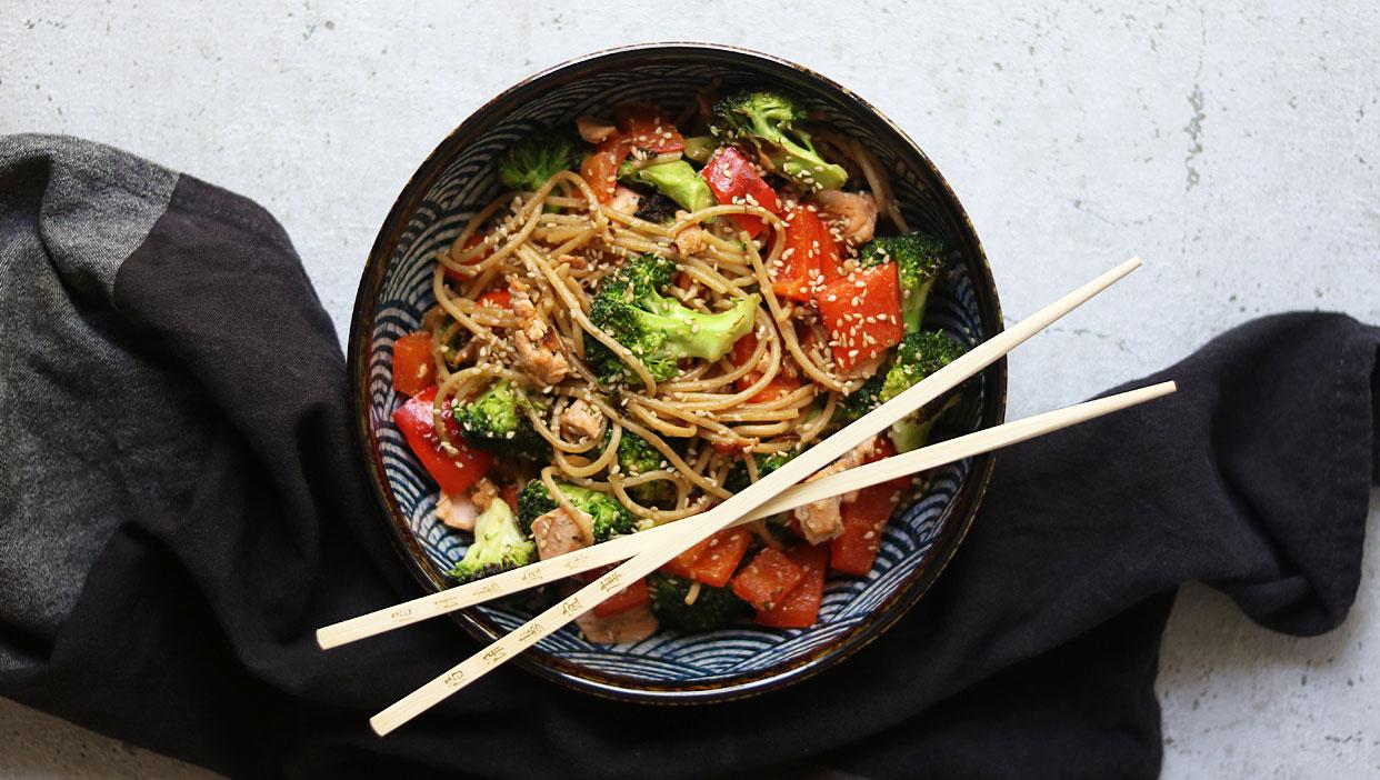 Vollkornspaghetti Asia-Style mit kross angebratenem Brokkoli und Lachswürfeln