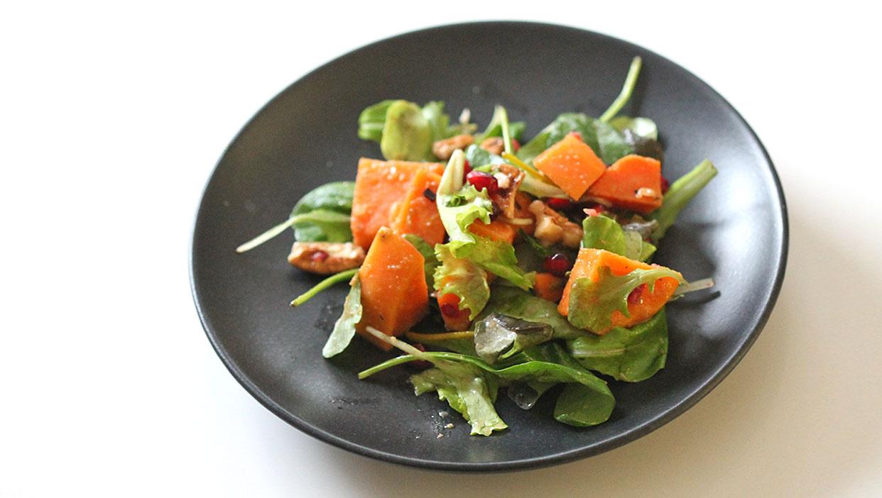 Süßkartoffel-Salat mit Granatapfelkernen und Orangenfilets