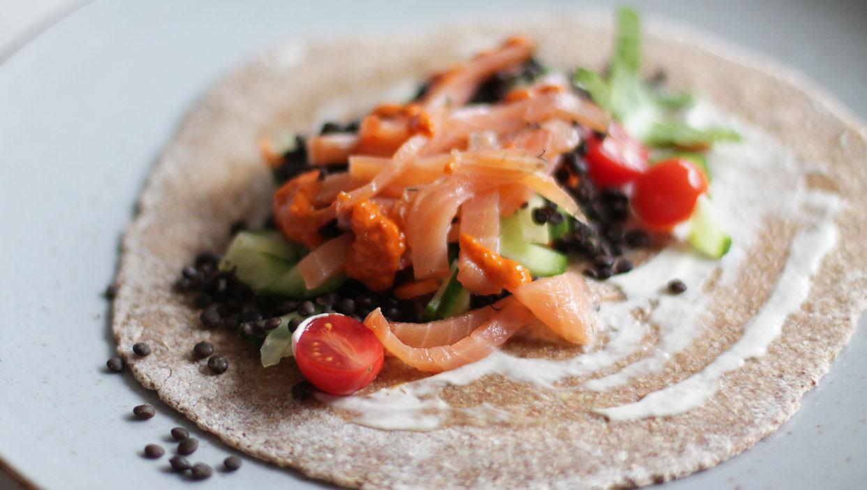 Vollkornwraps mit Beluga-Linsen und Lachs