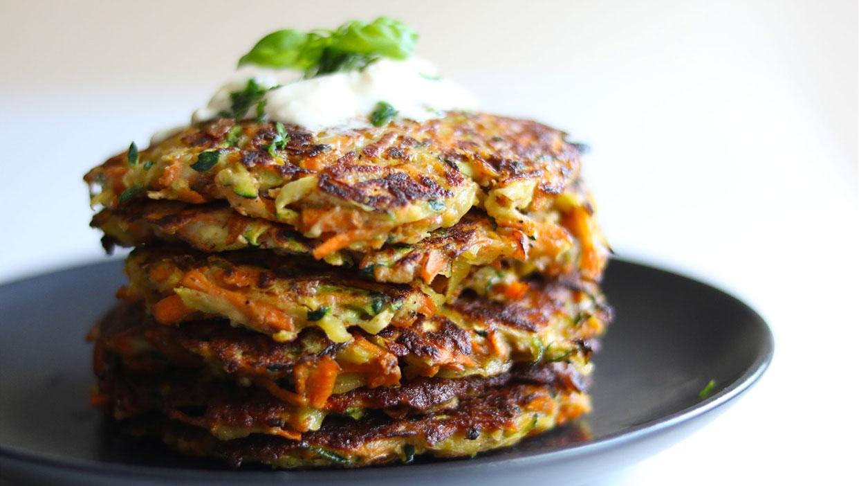 Kartoffel-Zucchini-Puffer mit Crème fraîche und Basilikum