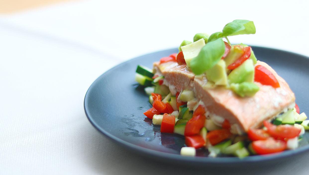 Wildlachs auf Gemüse getoppt mit Avocado-Limette