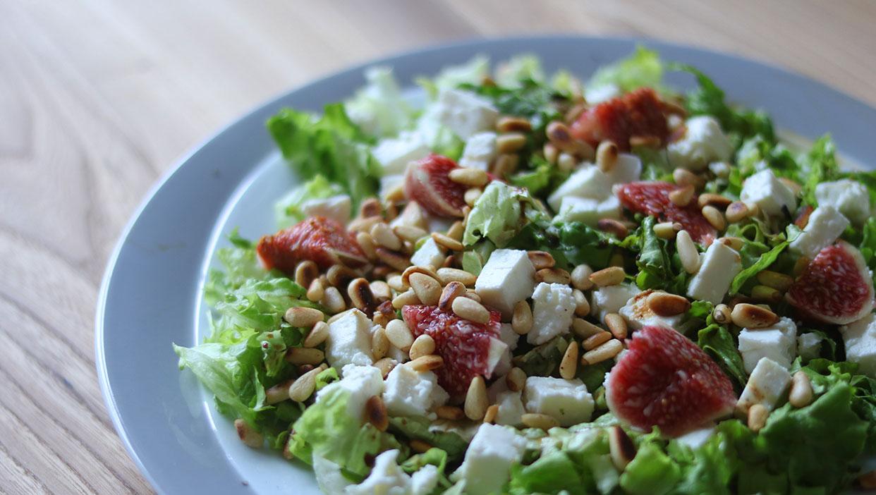 Feigensalat mit angerösteten Pinienkernen und Fetakäse