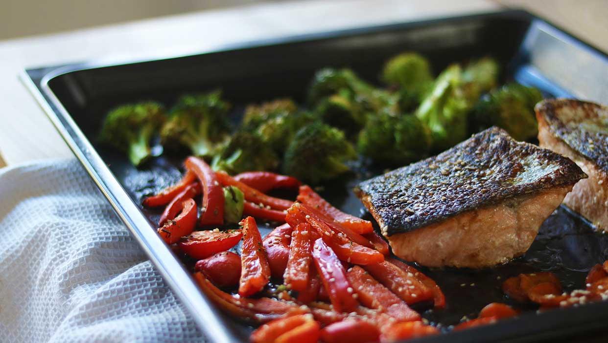 Wildlachs mit Ofengemüse in Honig-Sojasoße